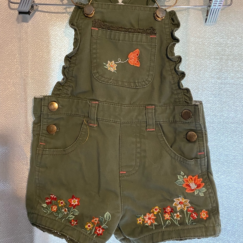 Little Las overall set size 2T. Floral green design on overall and floral shirt.